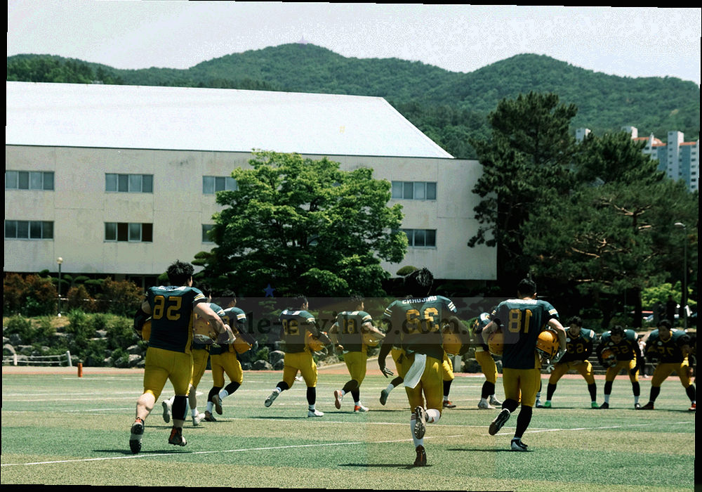 冷色桌面校订台俯拍，成叠纸张与刻度尺被抽象处理，画面中无人物出现